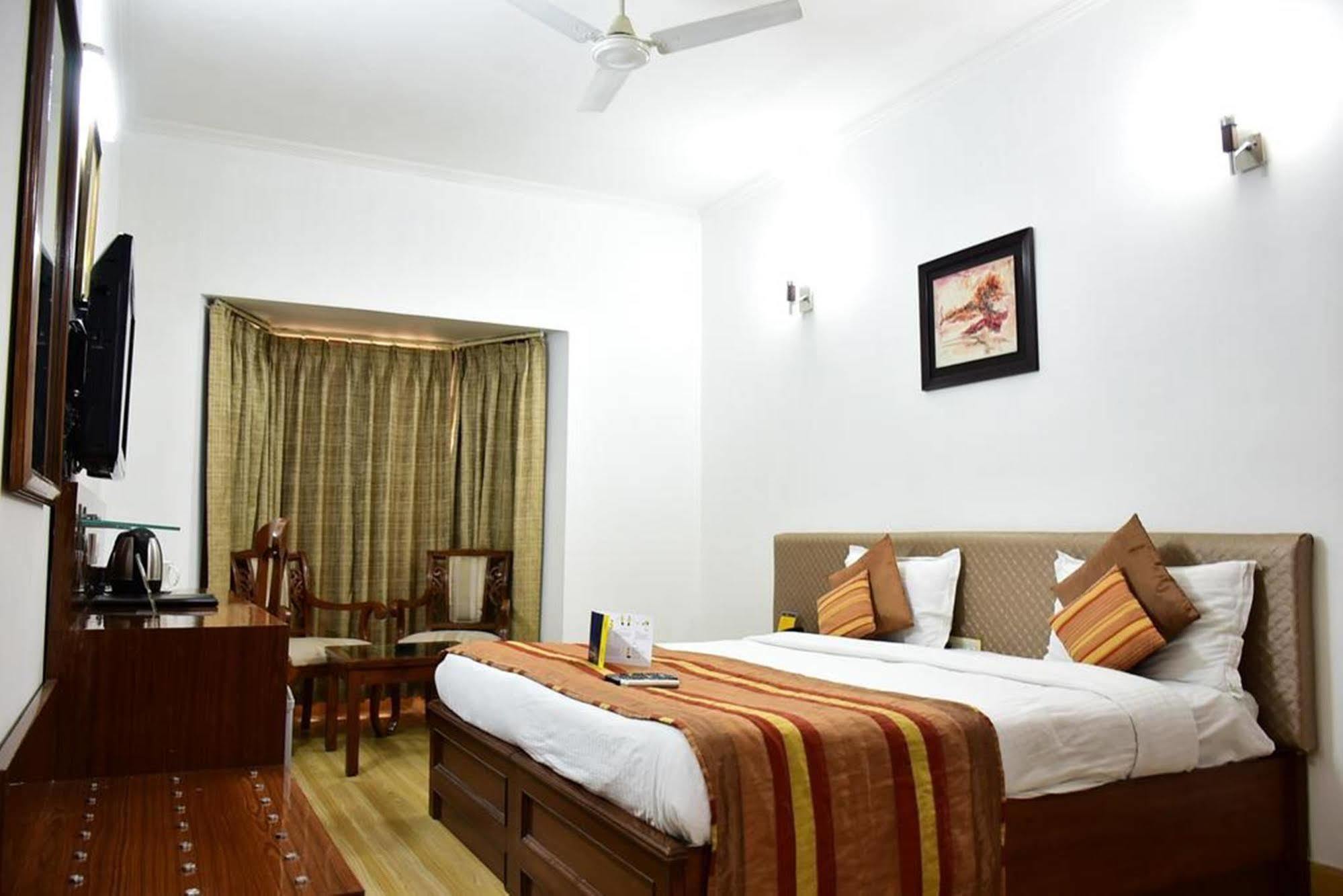 Hotel Windsor Castle Cyber City Gurgaon Dış mekan fotoğraf