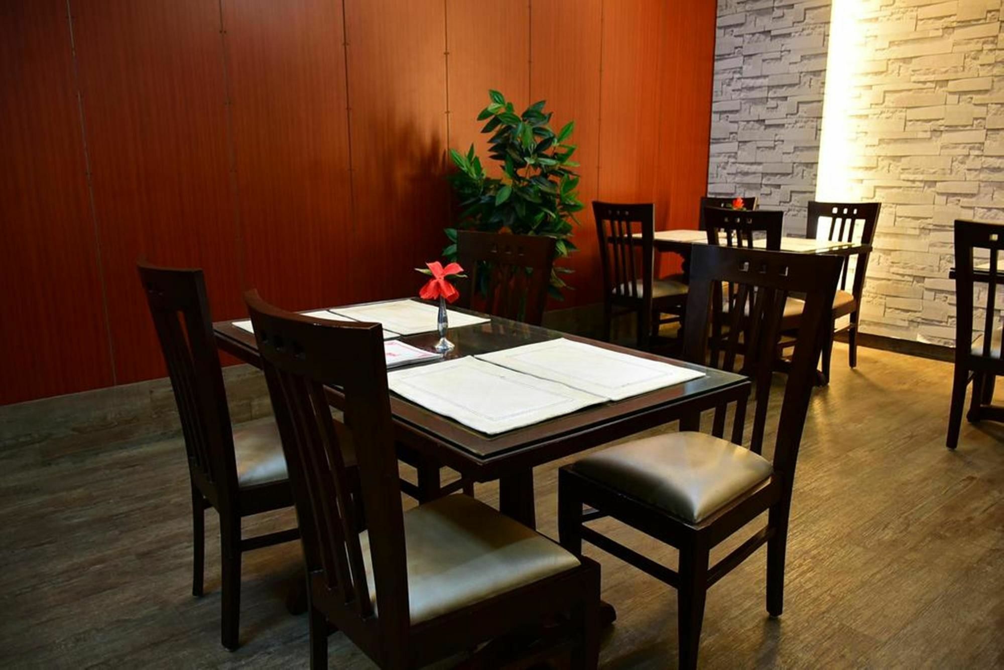 Hotel Windsor Castle Cyber City Gurgaon Dış mekan fotoğraf